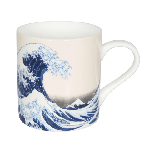 Künstlertasse von Hokusai mit dem berühmten "Die Große Welle"-Motiv und Fuji-Berg, erhältlich bei teekraenzchen.sbs.