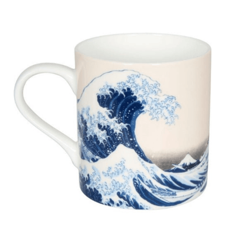 Künstlertasse von Hokusai mit dem berühmten "Die Große Welle"-Motiv und Fuji-Berg, erhältlich bei teekraenzchen.sbs.